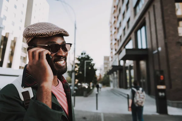 Portret van vrolijke man hebben Bel door mobile — Stockfoto