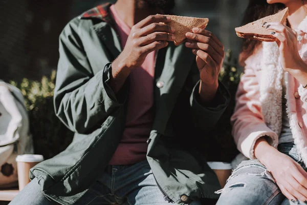 Gros plan de jeunes couples tiennent des sandwichs dans les mains — Photo