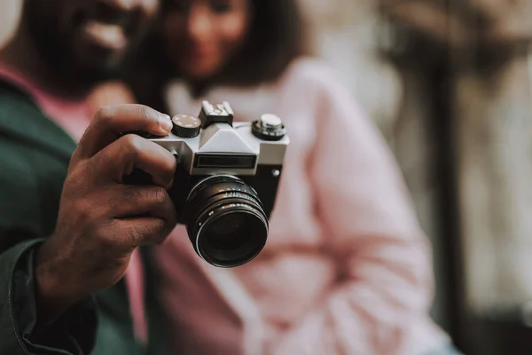 Närbild foto kamera i handen på man — Stockfoto