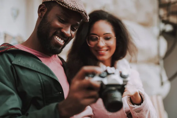 Veselý mladý muž kontrola foto na kameru — Stock fotografie