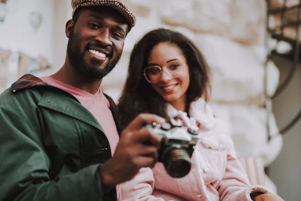 Veselý mladý pár zkontrolovat fotografie na fotoaparátu — Stock fotografie