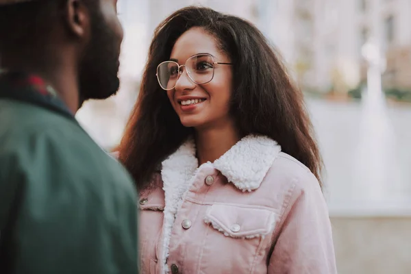 Joven sonriente pareja amada quedarse en la calle — Foto de Stock