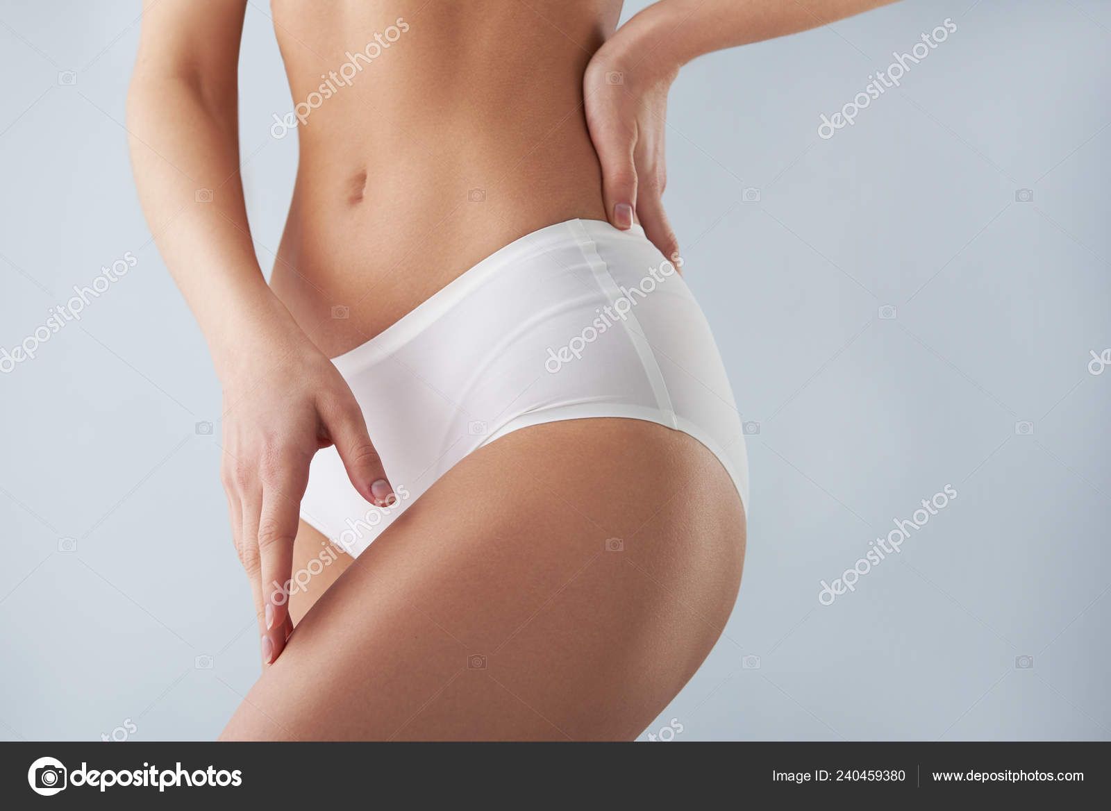 Mujer joven en bragas blancas tocando su pierna fotograf a de