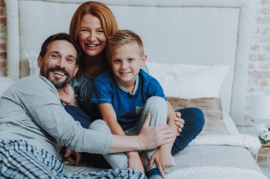 Mutlu anne ve küçük oğlu evde vakit