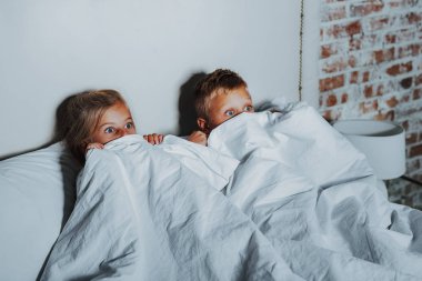 Korkmuş çocuklar korku filmi evde izlerken