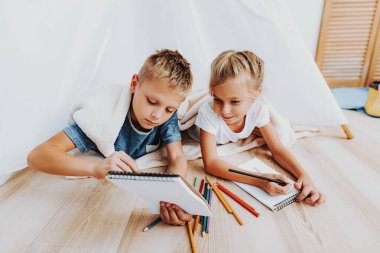 Mutlu çocuklar birlikte kapsayan paket tarafından oynarken