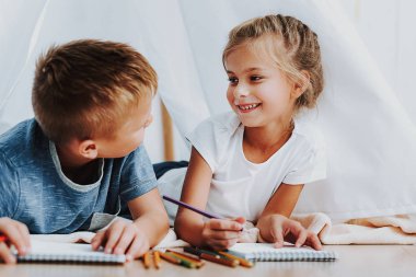 Evde çizim birlikte gülümseyen çocuklar