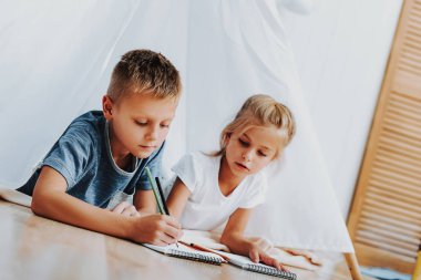 İki sevimli çocuk birlikte evde eğitim