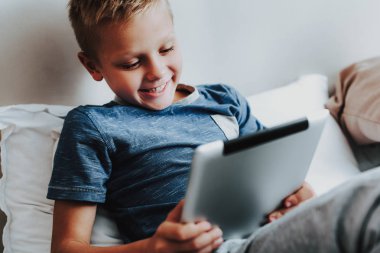 Mutlu çocuk dijital tablet ile el oturma