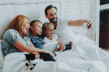 Aile komik selfie birlikte yatakta yapma