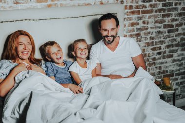 Ebeveynler ve çocuklar birlikte komik film izlerken