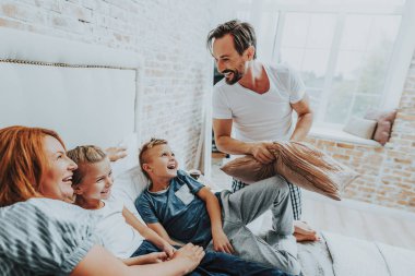 Gülümseyen aile sabah birlikte eğleniyor