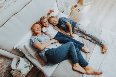 Mutlu anne iki çocuğu ile vakit
