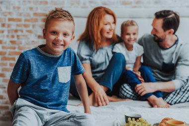 Gülümseyen aile birlikte sabah kahvaltı