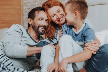 Mutlu aile evde birlikte vakit geçiriyor.