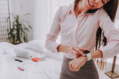 Cep telefonuyla konuşurken çok Asyalı kadın