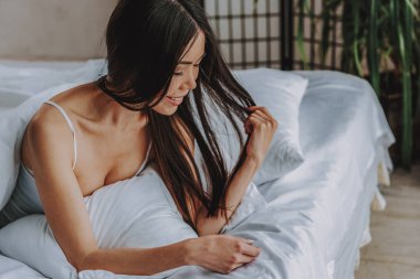 Geri kalan evde rahat yatak odasında sahip büyüleyici genç kız