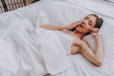 Evde rahat daire içinde esneme mutlu Asyalı kadın