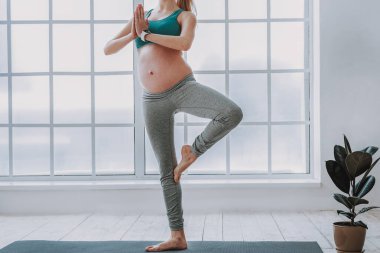 Onun avuç içi ile birlikte meditasyon güzel hamile bayan