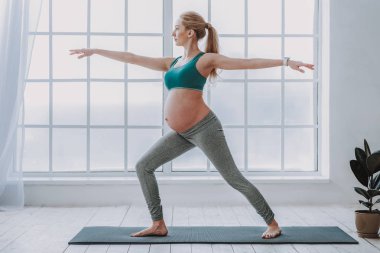 Onun evinde Pilates Egzersiz çekici gelecekte anne