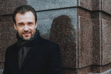 Mutlu zarif siyah montlu açık havada adamdır