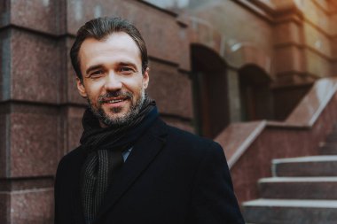 Rahat adam dışında merdivenlerden aşağı yürüyor