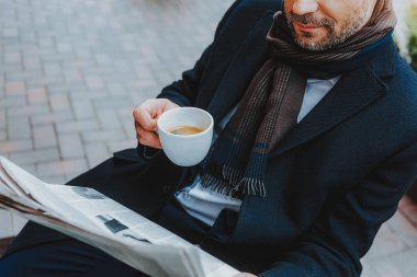 Adam kahve içme ve açık havada haber okuma