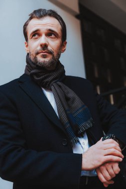 Siyah ceket ciddi adam şeyin peşinde