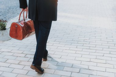 Şık erkek gripsack City ile yürüyor