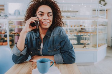 Evet olumlu kıvırcık genç kadın