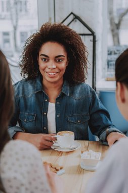 Neşeli güzel kadın arkadaşlarıyla söz