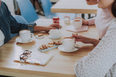 Kafede sunulan tablonun kapat