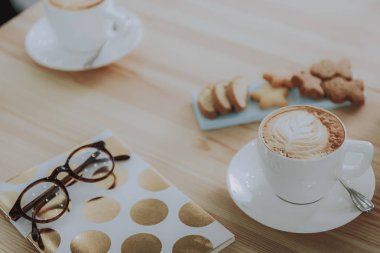 Kahve fincanı yalan Notebook yakın çekim