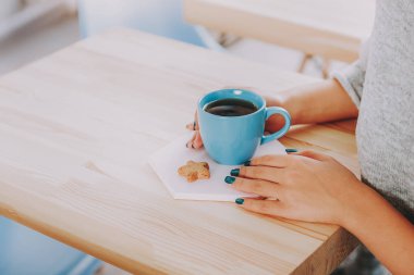 Masanın üzerinde duran kahve fincan kapatmak