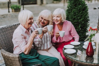 Üç kadın kafede çay içme