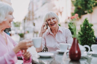 Telefonla konuşan beyaz saçlı güzel Bayan