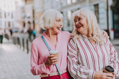 İki şık kadın gülümseme birbirlerine