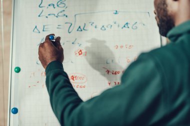 Adam işaret tutan ve flipchart üzerinde yazma yakın çekim