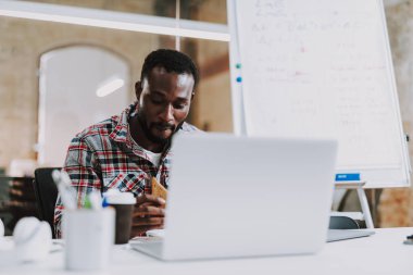 Onun işyerinde sandviç yeme Afro-Amerikan ofis çalışanı