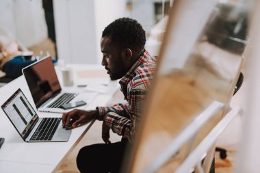 Afro-Amerikan adam ile onun laptop iş yerinde oturan yakın çekim