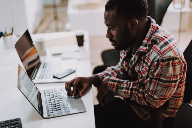 Düşünceli Afro-Amerikan man süre istimal belgili tanımlık laptop arıyorum