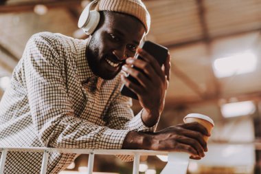 Onun smartphone kullanarak pozitif Afro-Amerikan biri yakın çekim
