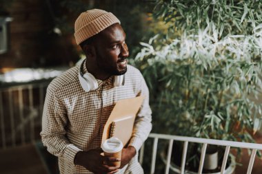 Kahve ve notlar ile ayakta ve gülümseyen neşeli serbest meslek