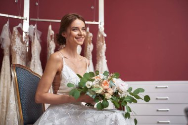 Sevimli gelin gelinlik çiçekleri ile