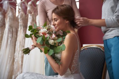 Saç stili için mutlu gelin gelinlik