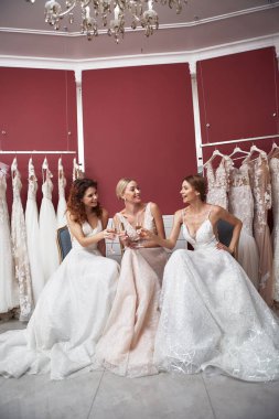 Kutlama üç mutlu gelinler düğün elbise