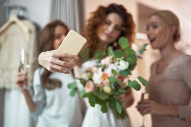 Genç bayanlar selfie düğün salonu yapım