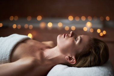 Genç bayan rahat spa salonda masaj sonra