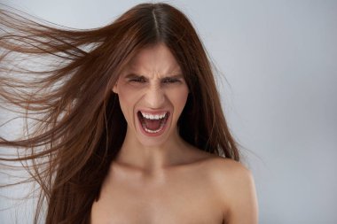 Çıplak omuz yüksek sesle çığlık öfkeli kızla