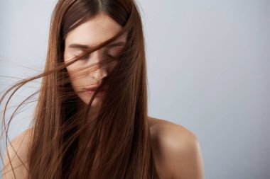 Uzun düz saç ayakta açık mavi renkli karşı ile güzel kız